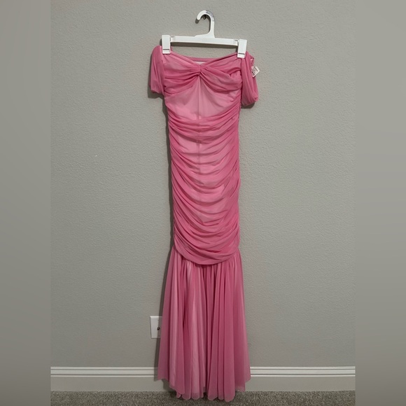 Norma Kamali Walter Off-The-Shoulder Sweetheart Fishtail Gown - Picture 4 of 13